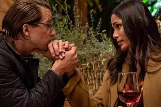 남녀가 손을 잡고 있는 모습