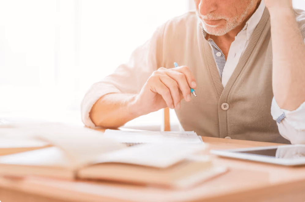 책을 읽고 글을 쓰고 있는 할아버지