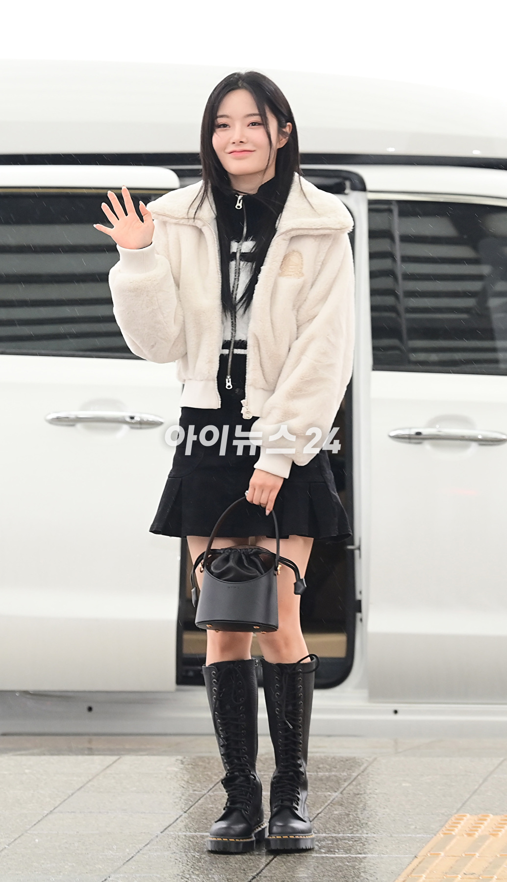 그룹 피프티 피프티 멤버 키나가 미국 LA에서 열리는 '2023 빌보드 뮤직 어워드' 프라이빗 파티 참석차 16일 인천국제공항을 통해 출국하고 있다. [사진=정소희 기자]