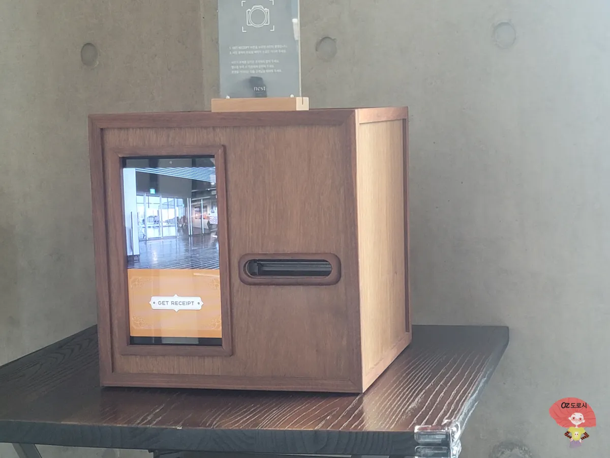 인천-중구-영종-네스트호텔-쿤스트라운지-근처에-있는-작은-나무-즉석-흑백-사진기