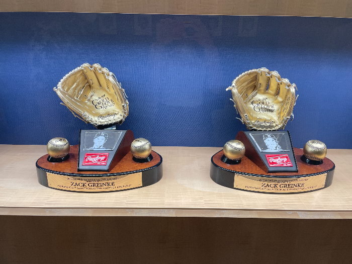 잭 그레인키의 골드 글러브 트로피 2개. 2014년&#44; 2015년 트로피가 진열되어 있다. 트로피는 금색 야구 글러브 모양으로 생겼다.