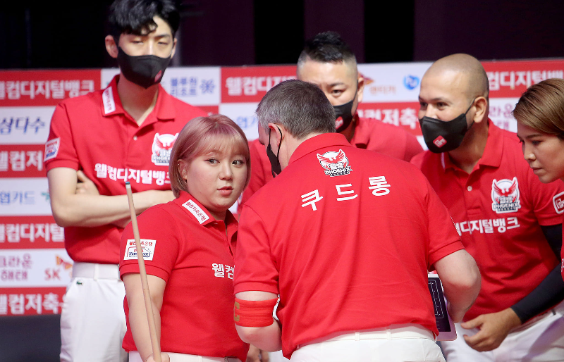 PBA 팀리그 웰컴저축은행 웰뱅 피닉스의 김예은 당구선수와 프레드릭 쿠드롱(벨기에 국적)