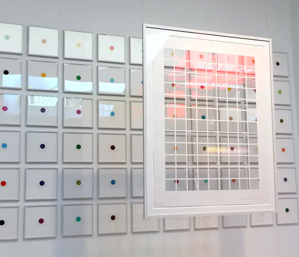 데미안-허스트의-스팟-페인팅-작품-점-하나씩-자른-작품-부분