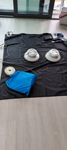 에어컨 부품이 놓여 있어요.