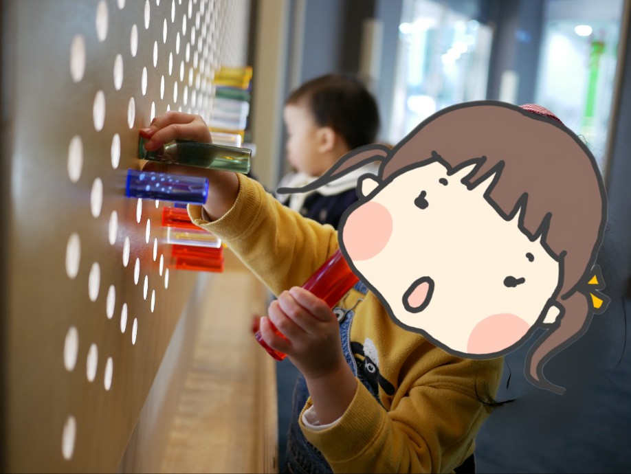 컬러스틱 꽂기 놀이를 하는 아이들