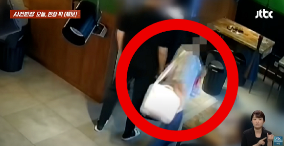 어린 딸 두 명을 데리고 외식을 한 부부가 음식값을 내지 않고 도망간 사연이 알려져 비난을 받고 있다. 사진은 폐쇄회로(CC)TV 영상에 담긴 부부의 모습. [사진=유튜브 채널 'JTBC News']