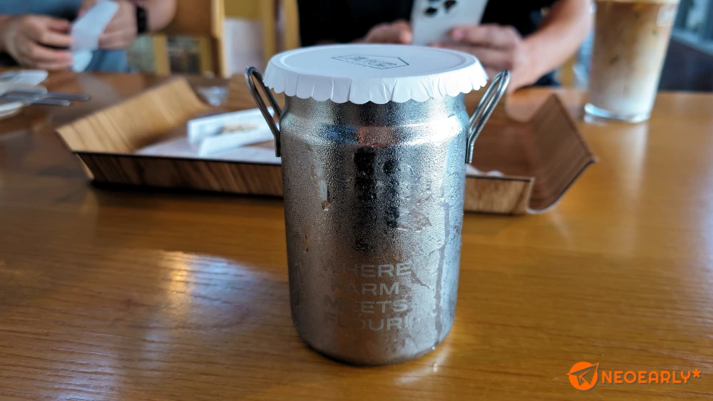 제주 쑥두유. 우유통 같은 컵도 귀엽죠?^^