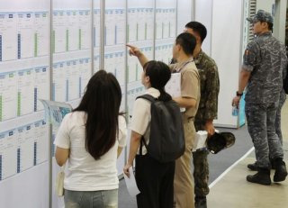 정년 1년 연장, 일자리 문제 5만명 은퇴 미뤄지지만, 청년 일자리도 그만큼 줄어