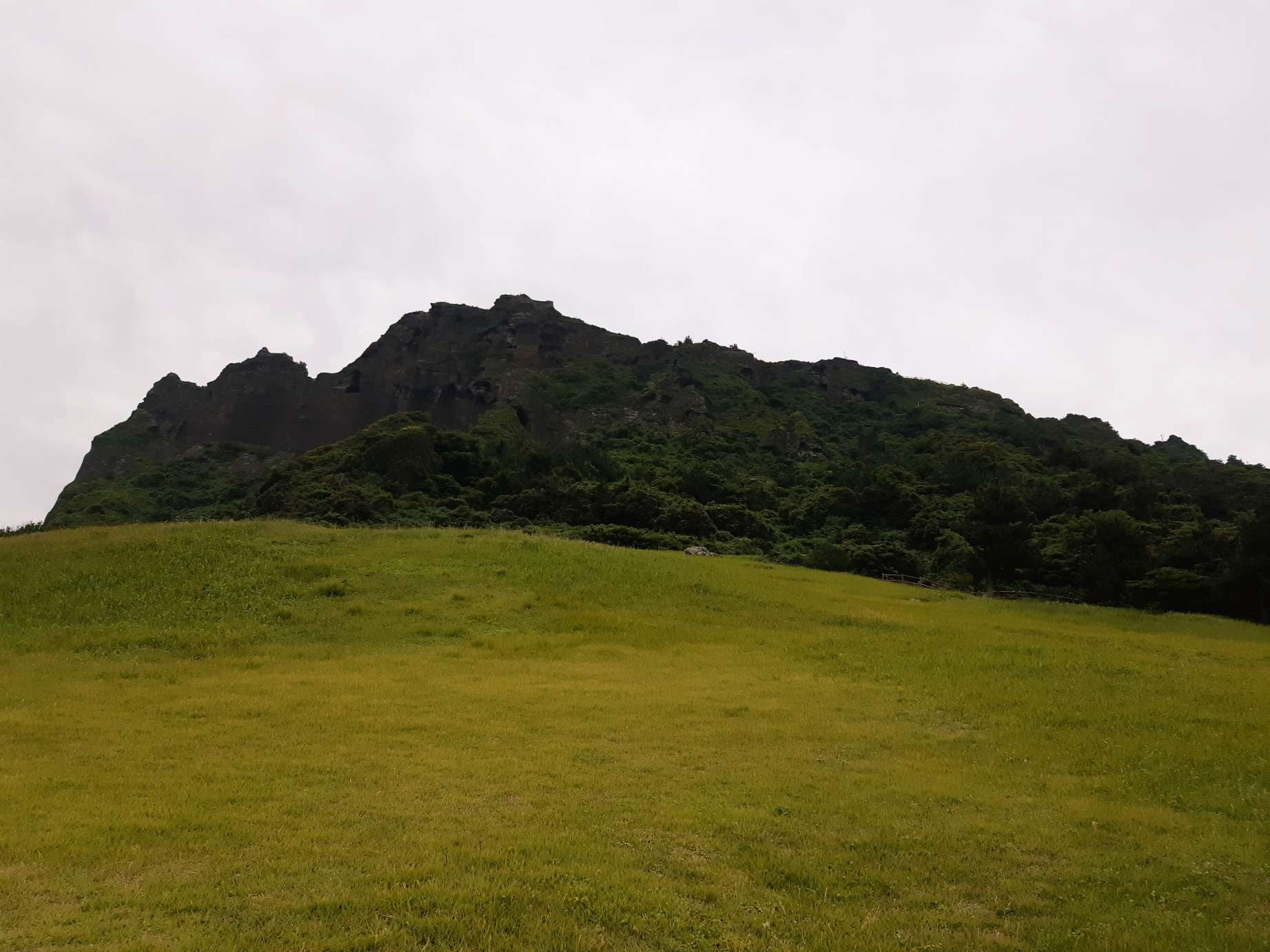 어두워지는 성산일출봉