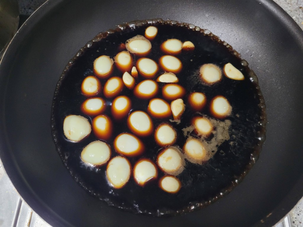 깐 메추리알을 간장 양념에 넣고 조리기 시작하는 모습