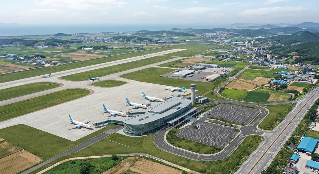 "서산 공항 민군 겸용 터미널 항공 조감도. 서해안을 배경으로 현대적인 공항 시설과 활주로가 펼쳐져 있다."