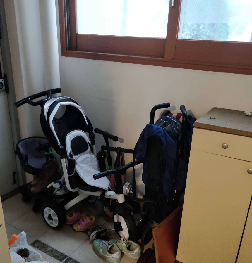 유모차로 자전거 킥보드로 너저분한 현관
