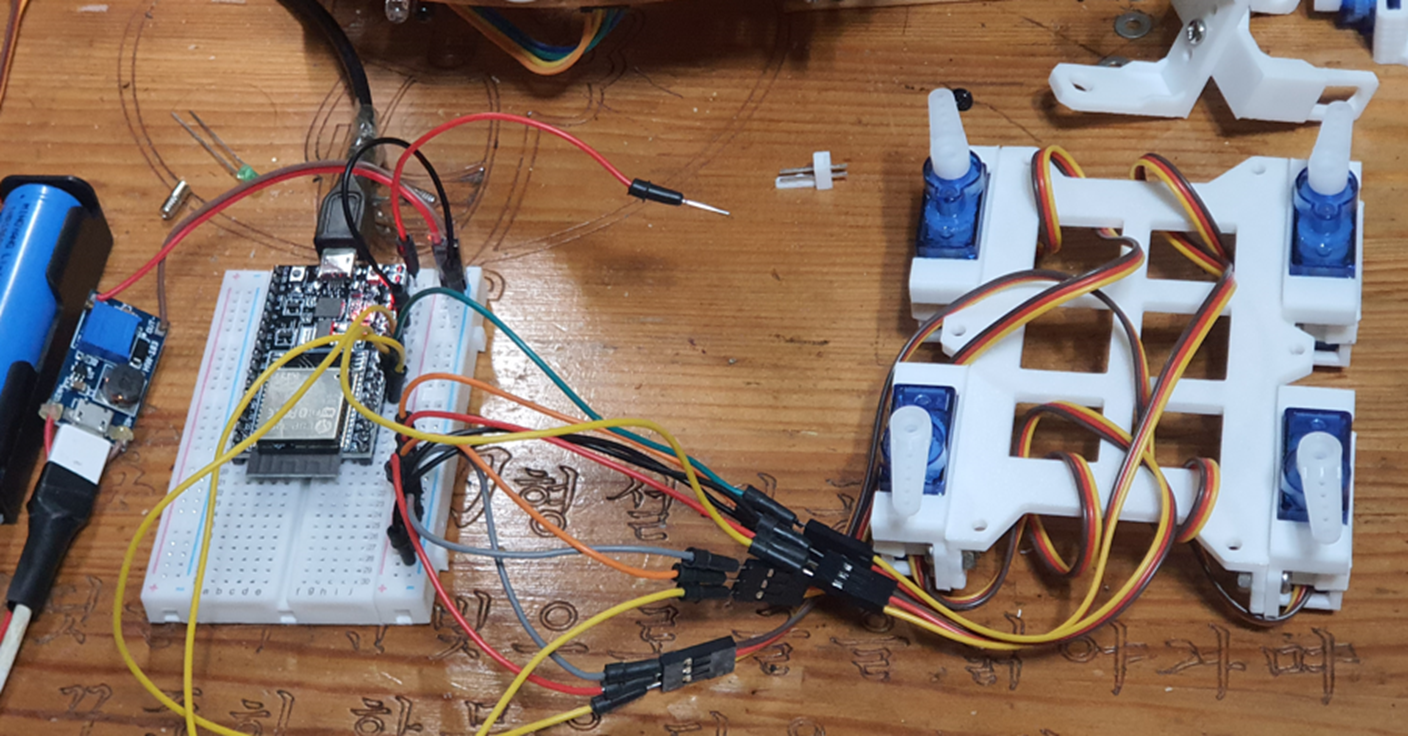 ESP32 빵판에 SG90서보모터 4개 연결 테스트
