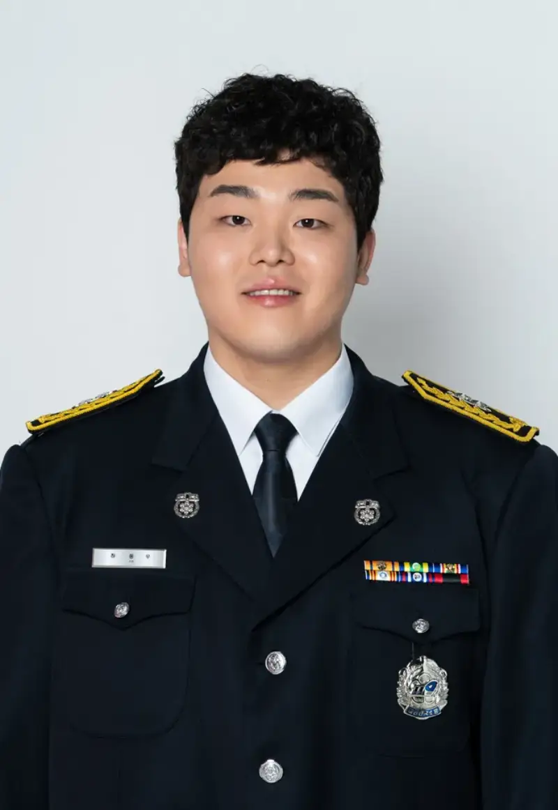 흰색을 배경으로 태원소방서 정복을 입고 있는 소방서 옆 경찰서 그리고 국과수의 하동우