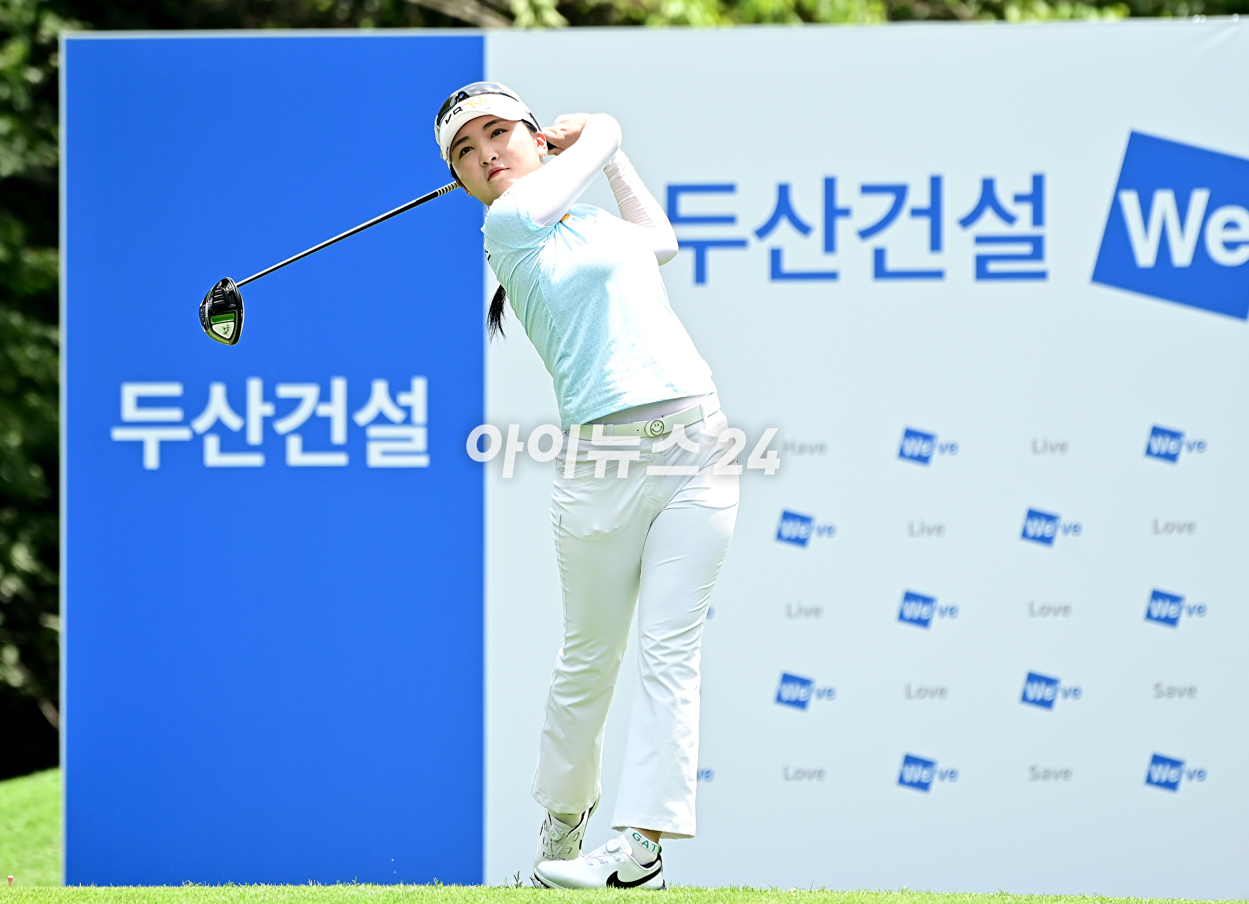 이예원은 13일 제주도 서귀포시에 있는 테디밸리 골프앤리조트(파72)에서 열린 KLPGA 투어 신설 대회 두산건설 위브 챔피언십(총상금 12억원) 최종합계 10언더파 206타로 김민선7과의 연장 첫 번째 홀에서 버디를 잡아내 우승을 확정했다.&nbsp;이예원이 우승 트로피를 들고 포즈를 취하고 있다. [사진=곽영래 기자]