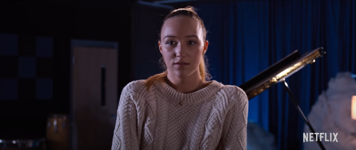 피아도앞에서있는여주인공조디