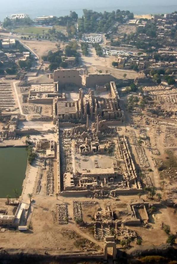 아몬 라를 모신 카르낙 신전의 항공 촬영 이미지. 신전 내부 구조와 기둥, 신성한 호수, 입구로 이어지는 길까지 전체 배치가 보인다.
