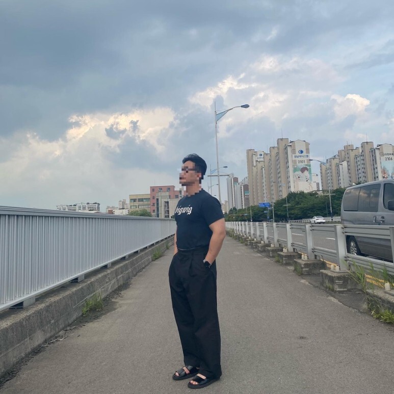데일리룩(오뭘입)빈티지반팔티셔츠, 유니폼브릿지 와이드 크롭 치노 팬츠 블랙, MMGL 엠엠지엘 샌들, 데일리룩, 데일리코디, 데일리패션, ootd