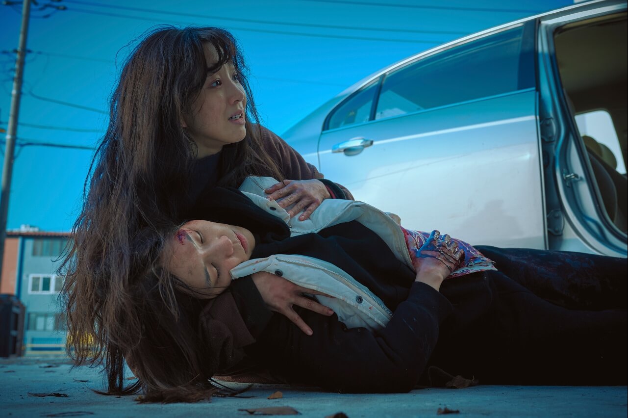 하얀 차를 탄 여자