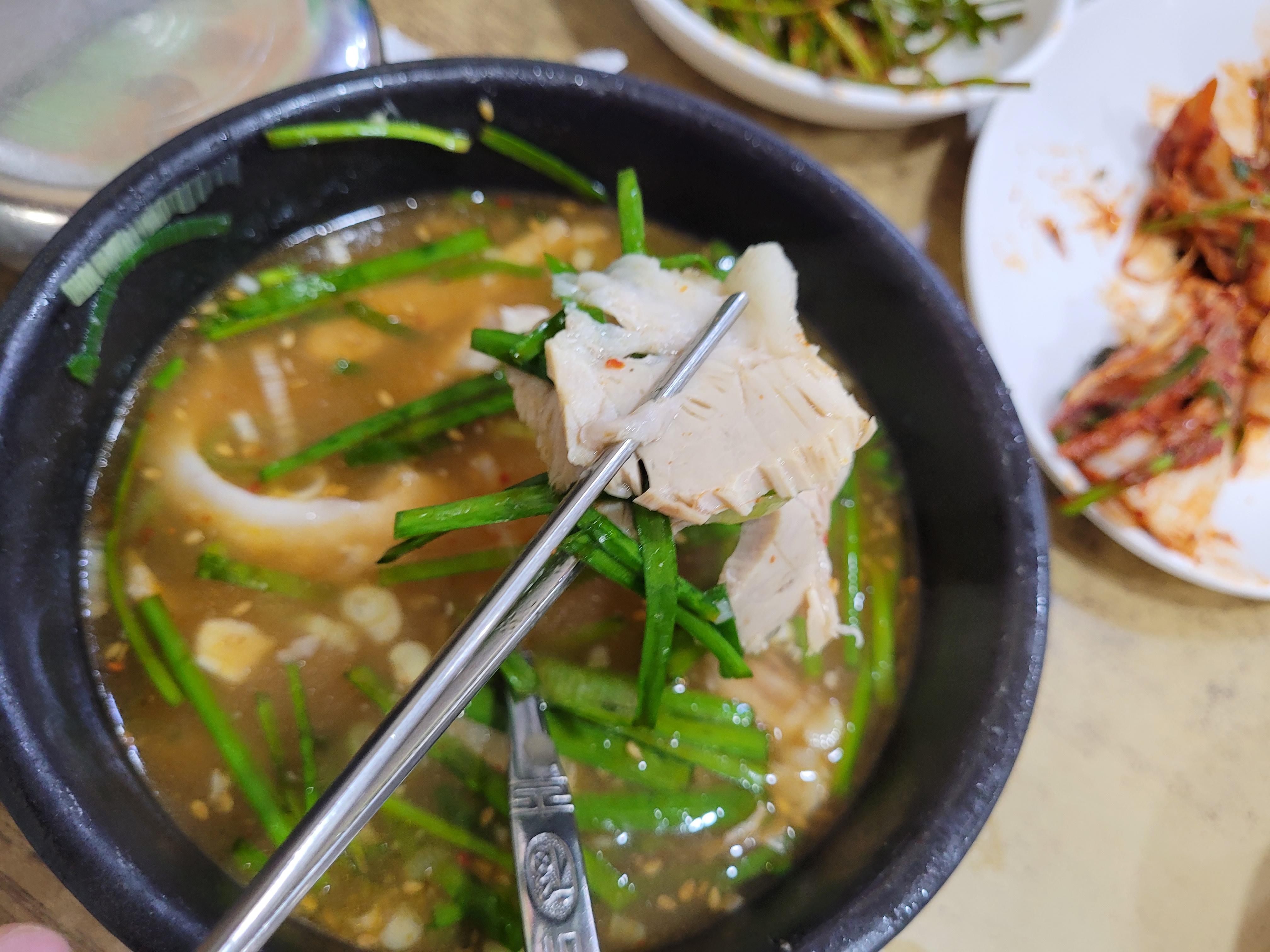 살코기가 탱글한 돼지국밥