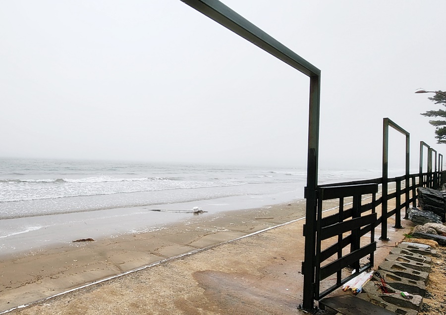 밀물로 계단 까지 물이 찬 모습