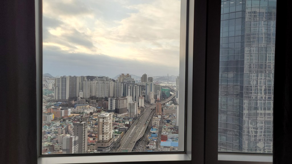 부산 도심 시티뷰와 도로 전경