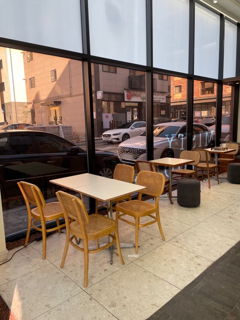 시흥 은계 지구 신상 카페 미스티우드 - 창가 좌석