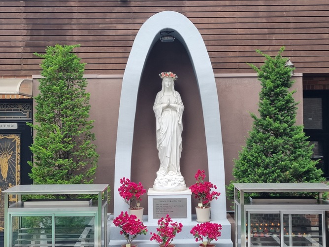 신대방동성당 성모동산에 있는 성모상