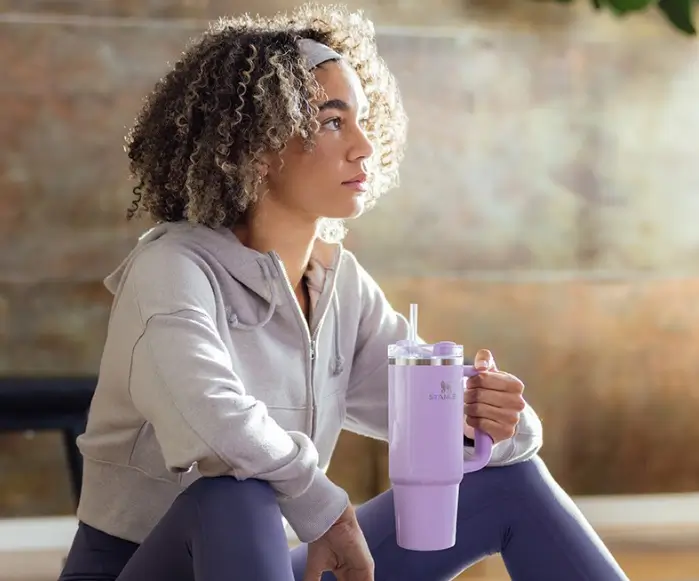 스탠리텀블러를 들고 있는 소녀의 모습