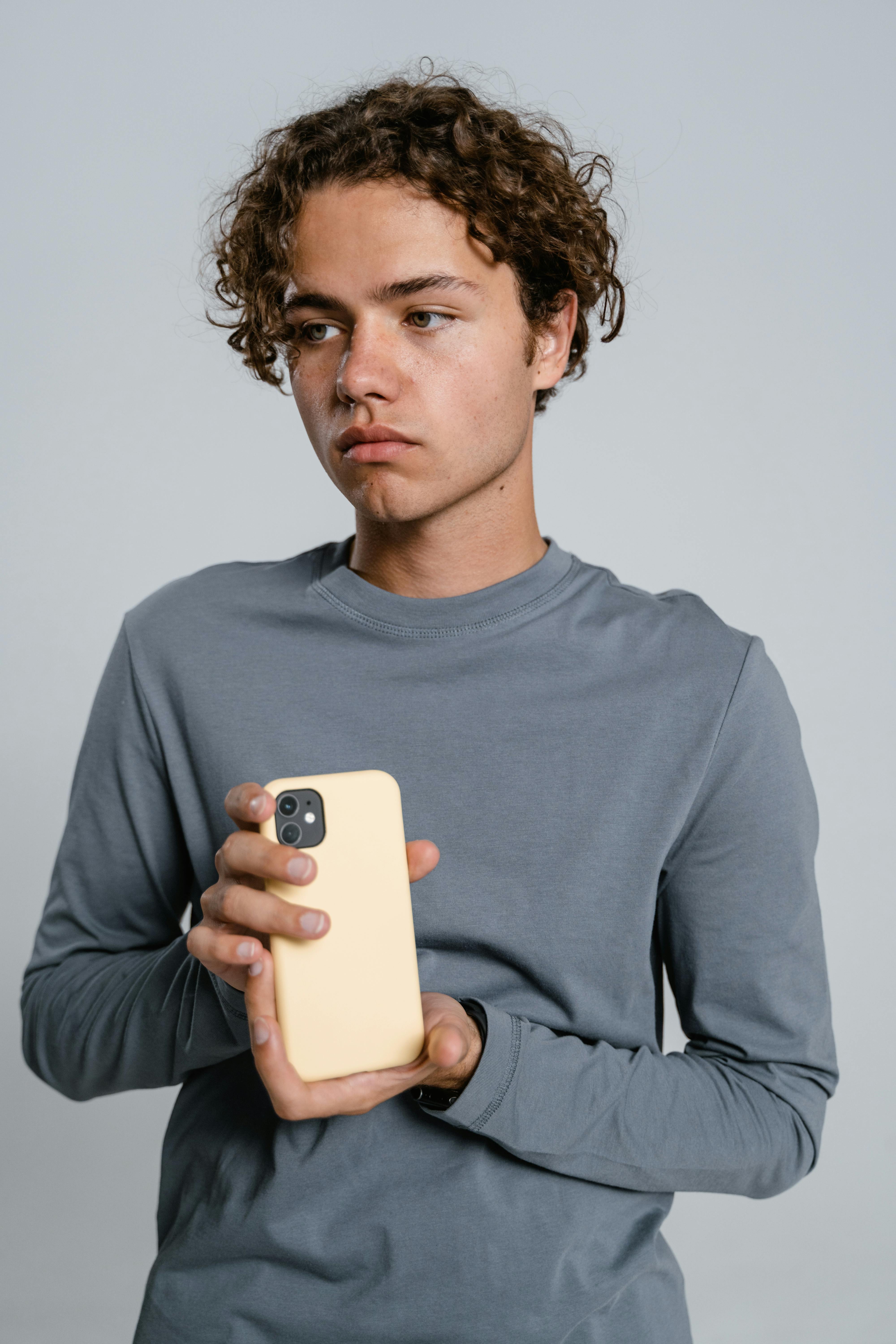 재미없는데 스크롤하는 사람