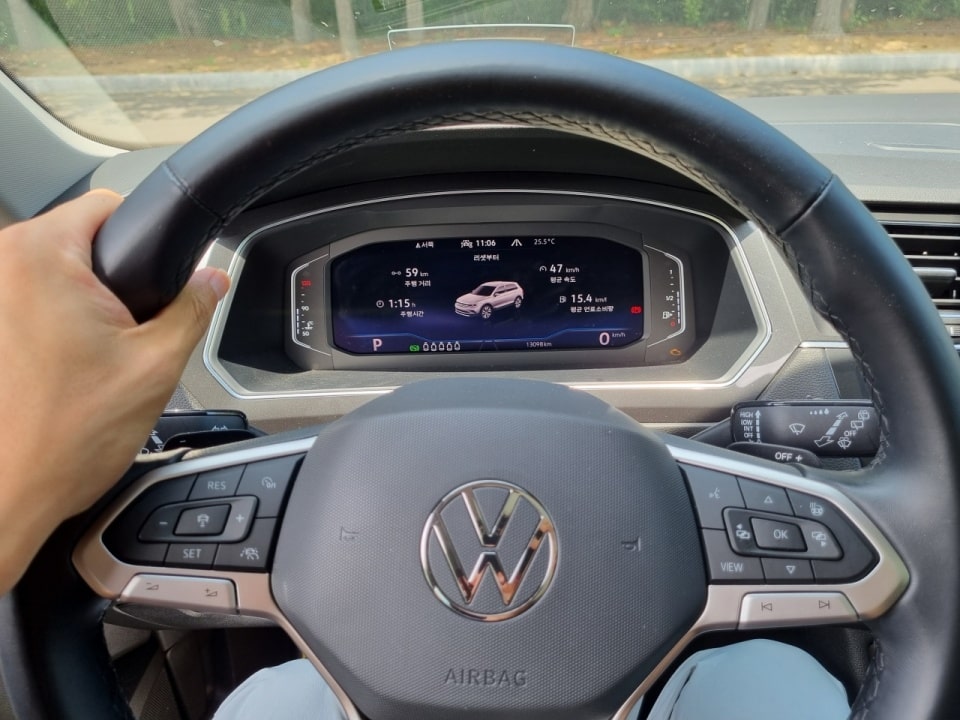 디지털 계기판으로 바뀌며 보여줄 내용이 많아졌습니다.