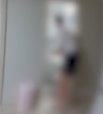 A씨가 B씨의 집 방문을 부수고 들어가는 모습 [사진=MBC 뉴스 캡쳐]