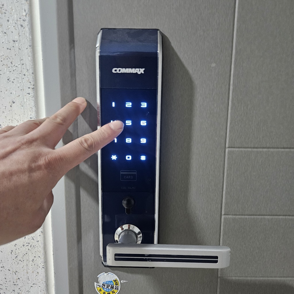 코맥스(COMMAX) 도어락 비밀번호 까먹었을 때 파손 손상 없이 개문 해결해 드렸어요