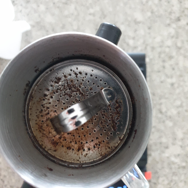 '베트남 핀'을 이용한 커피 추출 레시피: 뜸 들이기