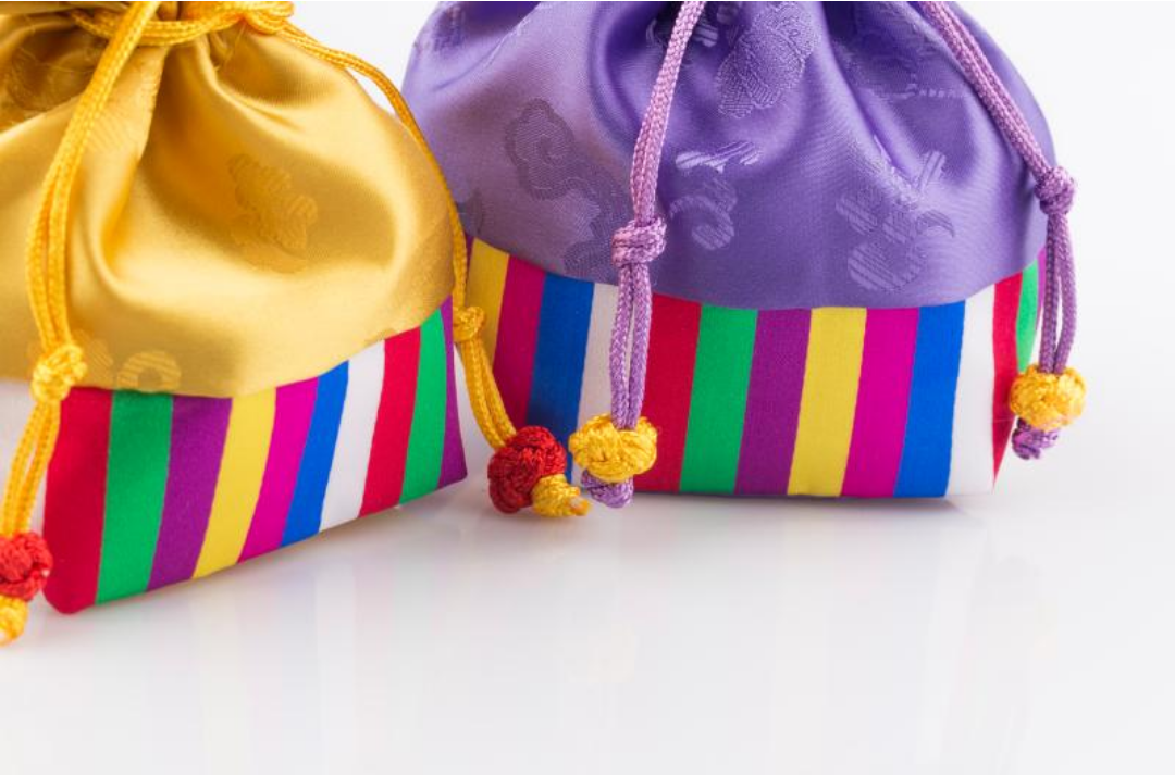 화려한 색상의 복주머니 두개가 놓여 있다.