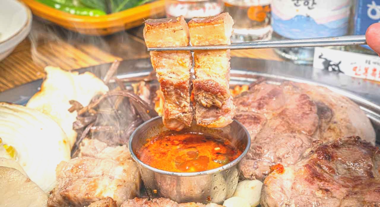 숯불 위에 지글지글 익어가는 제주 흑돼지 근고기. [ⓒ네이버 플레이스 &lsquo;만복흑돼지 제주산방산점&rsquo;]