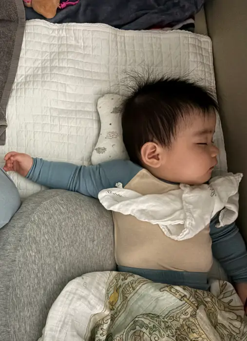 엄마 옆에서 잠든 아기