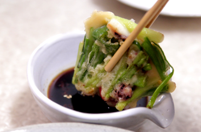 파전을 간장찍어먹는 모습