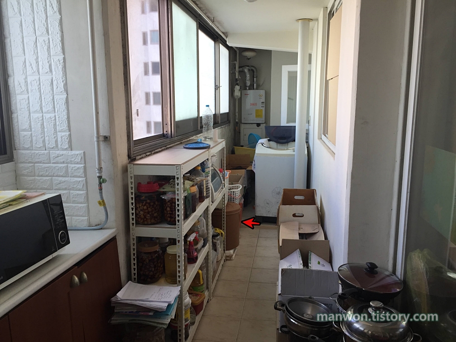 쌀벌레의 온상이 된 아파트 뒷베란다