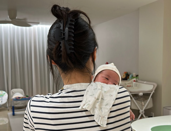 맞벌이 시대, 육아 부담은 왜 여전히 여성에게 몰릴까