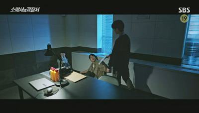 범인을 조사하고 있는 김래원의 사진 입니다.