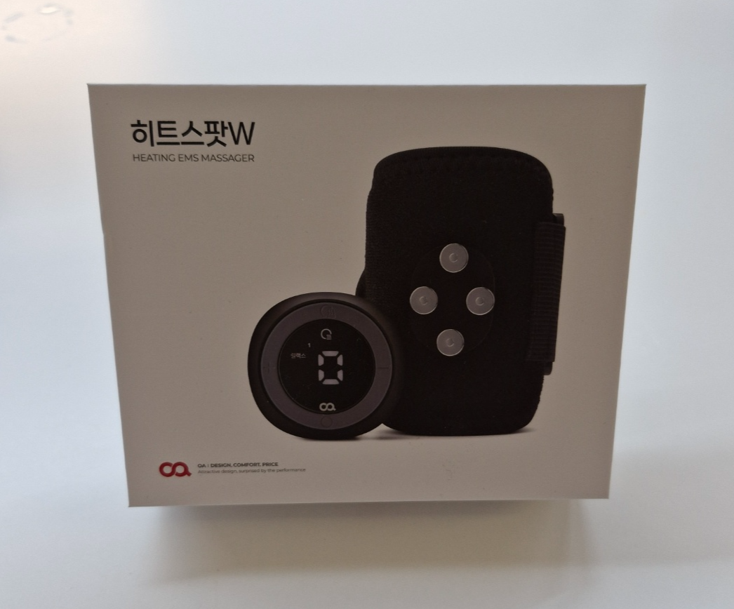 손목에 착용한 히트스팟W 마사지기