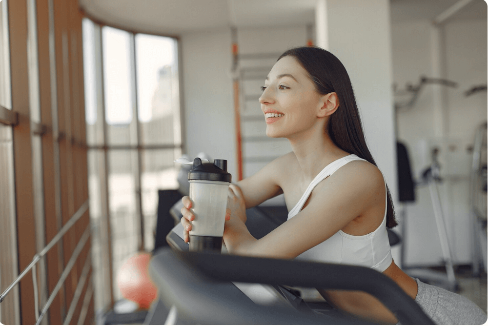 운동 후 휴식을 즐기는 여성