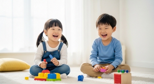 집에서 즐겁게 뛰노는 어린이