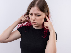 귀에서 소리가 나는 이유