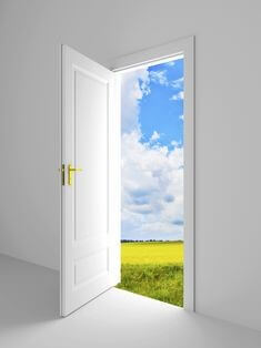 현관문-꿈-열린-현관문-사이로-푸른-탁트인-자연이-보이는-모습