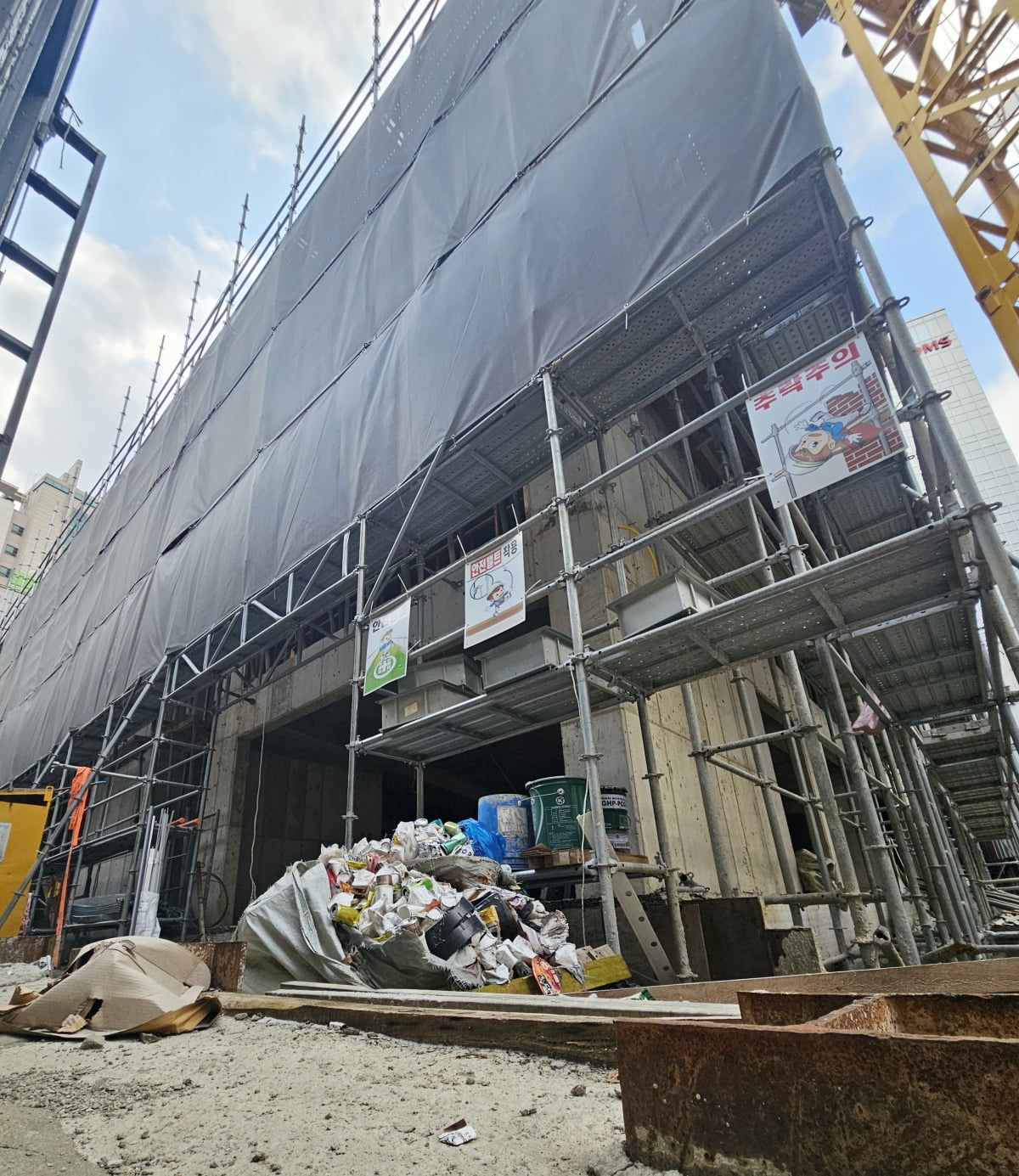 2023년 부도난 중견 건설사 신일건설의 서초구 방배동 공사 현장.