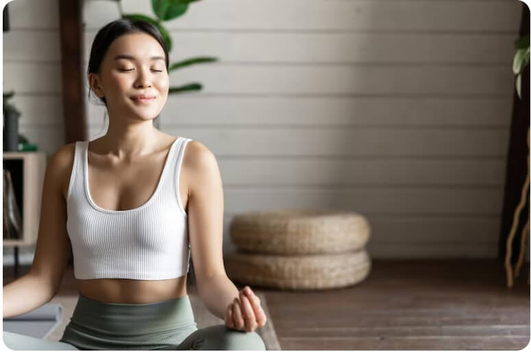 명상을 하고 있는 여성