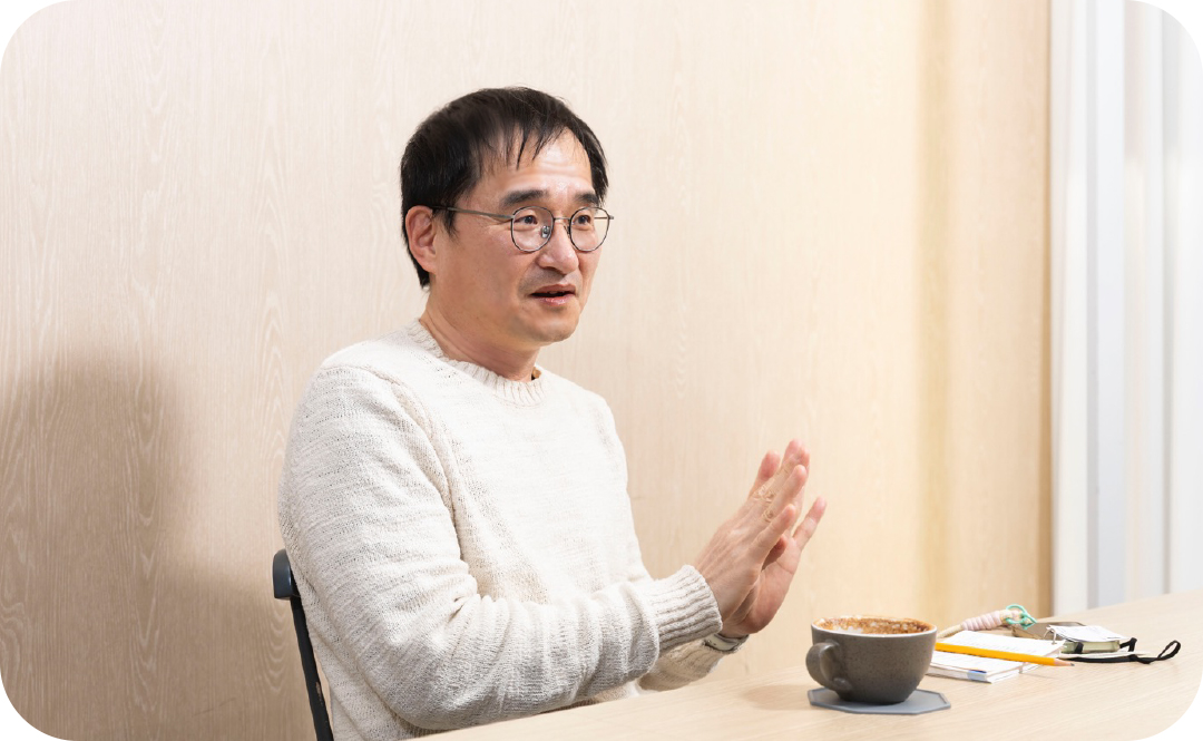 #인터뷰를 하고 있는 김연수 소설가