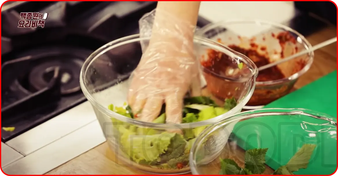 양념장을 취향에 맞게 넣은 후 무쳐주기